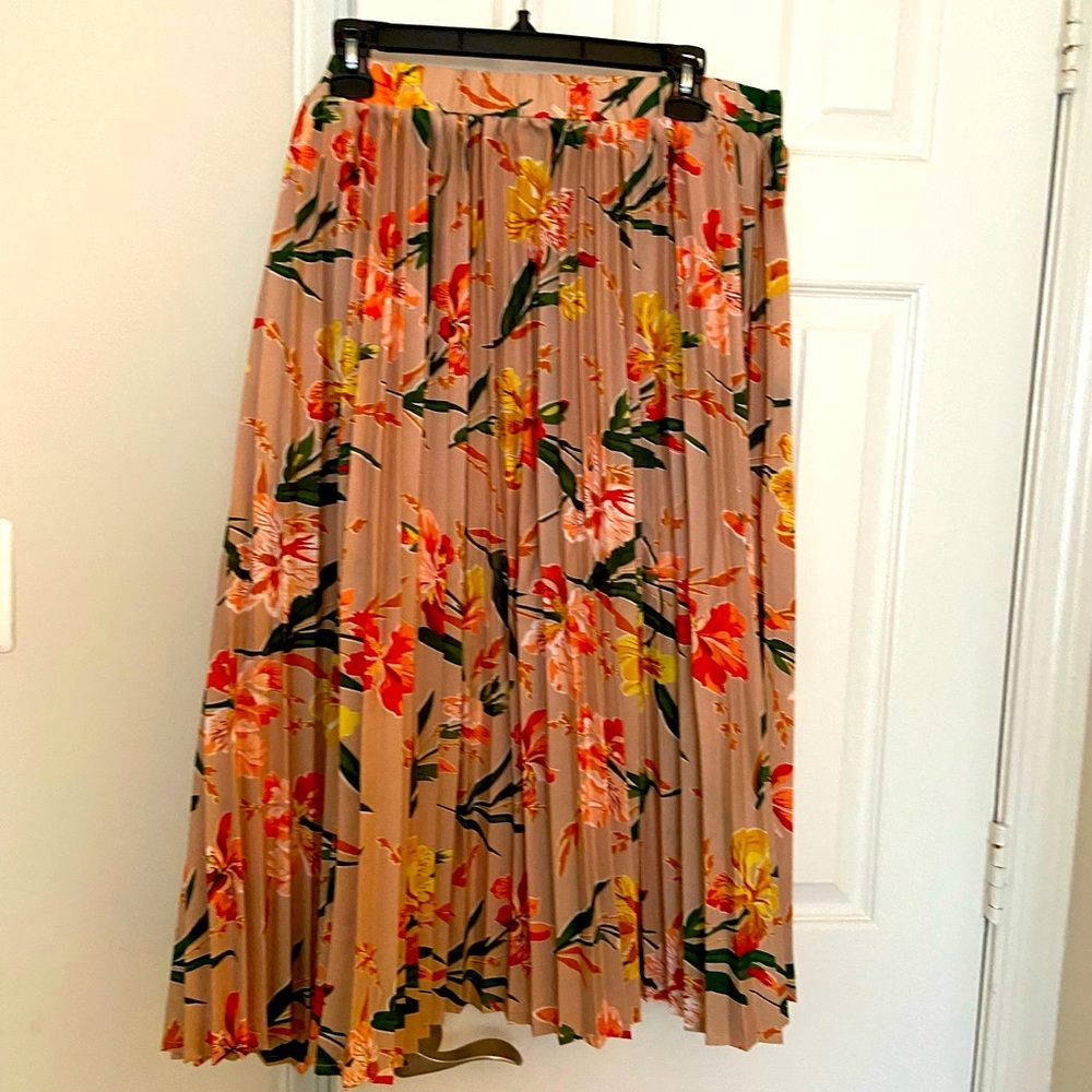 Pretty Little Thing floral pleated skirt size 20